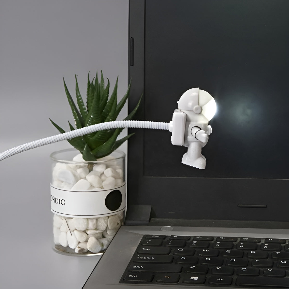 Lampara de escritorio de lectura con forma de astronauta usb – Vista de cerca del producto – NQLN Store