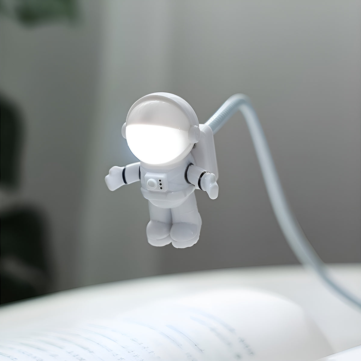 Lampara de escritorio de lectura con forma de astronauta usb – Tienda online NQLN Store Venezuela