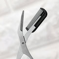 Tijeras recortadoras de cejas con peine – Vista de cerca del producto – NQLN Store