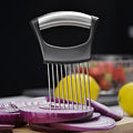 Soporte acero inoxidable para rebanar cebollas para cocina – Vista de cerca del producto – NQLN Store