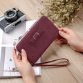 Cartera de semicuero con cremallera para mujer – Vista de cerca del producto – NQLN Store